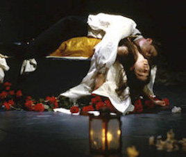 Romeo and Juliet dead in the tomb