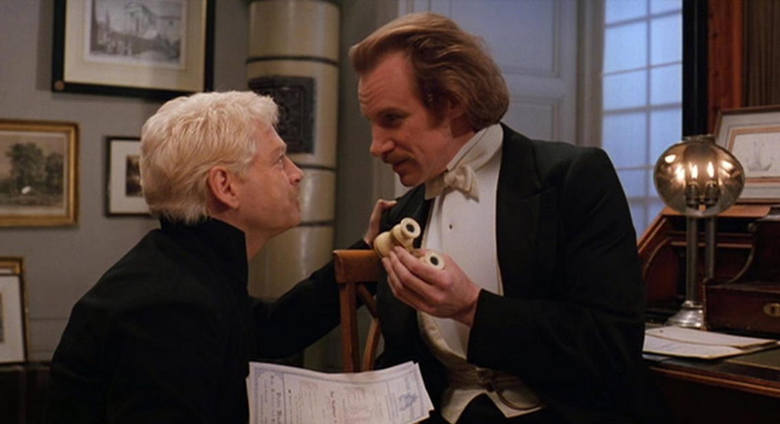 Kenneth Branagh as Hamlet; Nicholas Farrell as Horatio