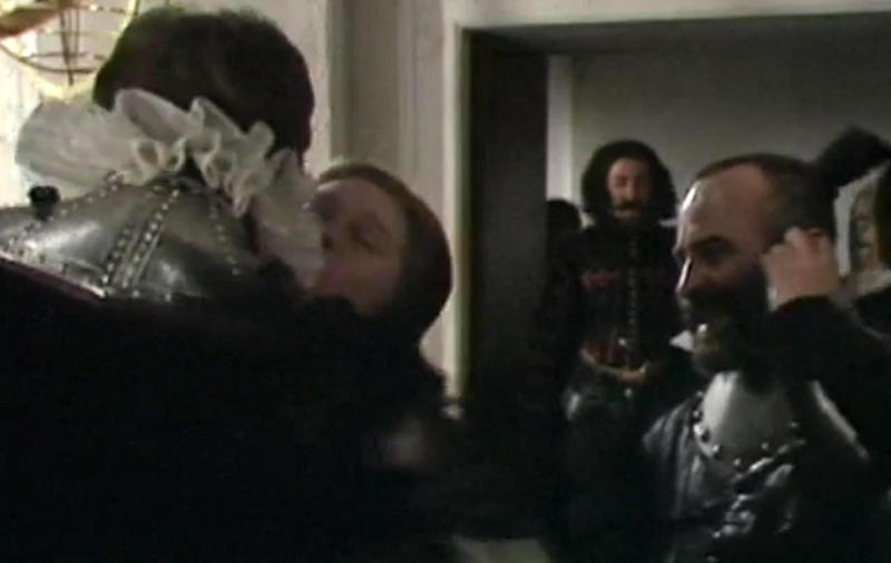 David Yellen as Cassio kissing Rosemary Leach as Emilia, while Bob Hoskins as Iago looks on.
